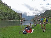 38 Felice relax sulla riva verdeggiante